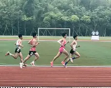 田径夜战：关中银狐队翻盘雪域猎隼队，临门一脚致胜年轻人站出来了